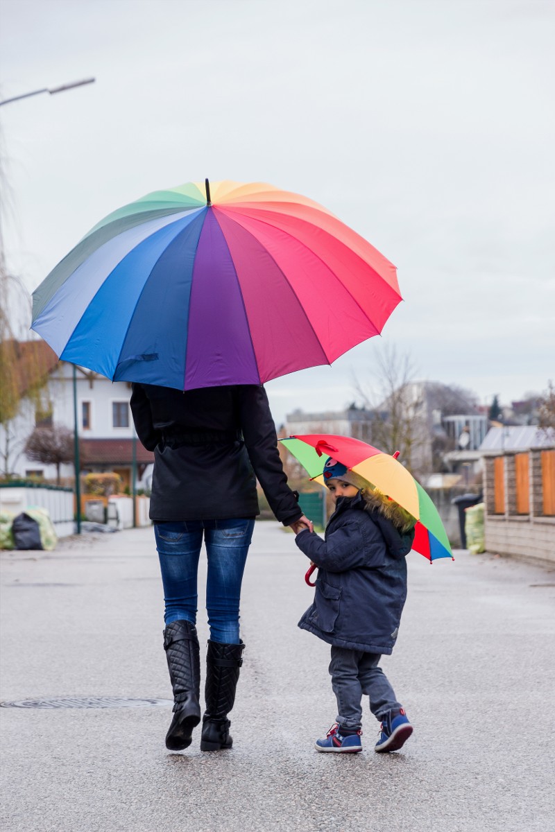 Mutter mit Kind und Regenschirm